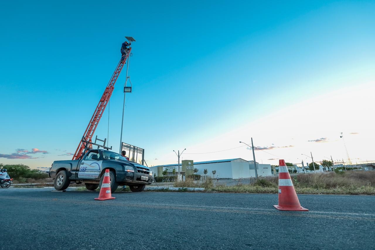 UIRAÚNA: Prefeitura instala 22 luminárias de energia solar de led em uma das principais entradas da cidade 03082020 UNA1 Easy Resize.com - UIRAÚNA: Prefeitura instala 22 luminárias de energia solar de led em uma das principais entradas da cidade