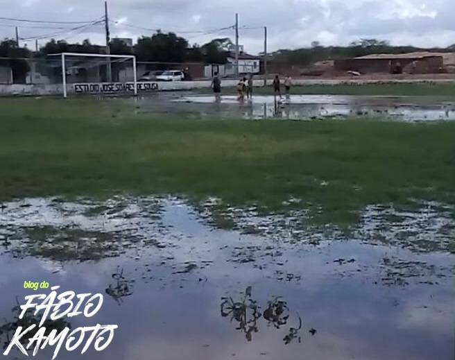 09012020 ESTADIO1 - EM SANTA HELENA: Sem drenagem Estádio Municipal ‘‘Padrão FIFA’’ vira piscina após forte chuva na cidade; CONFIRA.