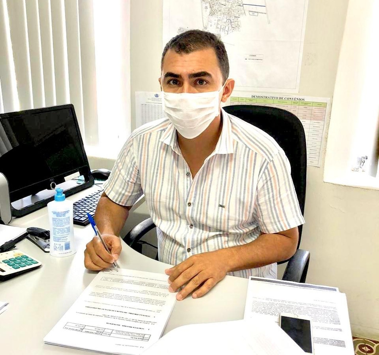 UIRAÚNA: Prefeito Segundo Santiago assina contrato para aquisição de um ônibus escolar em parceria com o FNDE. 09062020 SS Easy Resize.com - UIRAÚNA: Prefeito Segundo Santiago assina contrato para aquisição de um ônibus escolar em parceria com o FNDE.