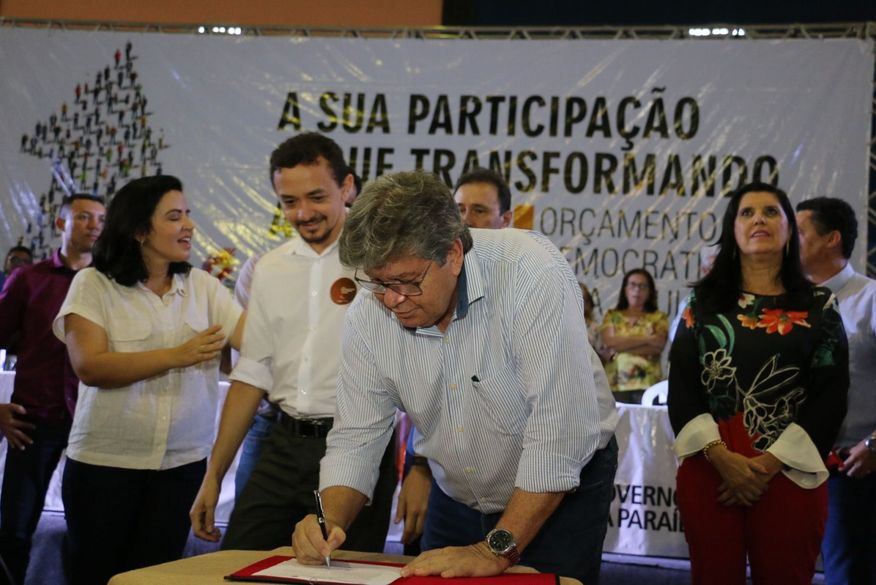 Ao lado de Leonardo de Dedé, governador João Azevedo assina ordem de serviço e entrega equipamentos em São Domingos. 13052019 od pombal foto francisco franca4 - Ao lado de Leonardo de Dedé, governador João Azevedo assina ordem de serviço e entrega equipamentos em São Domingos.