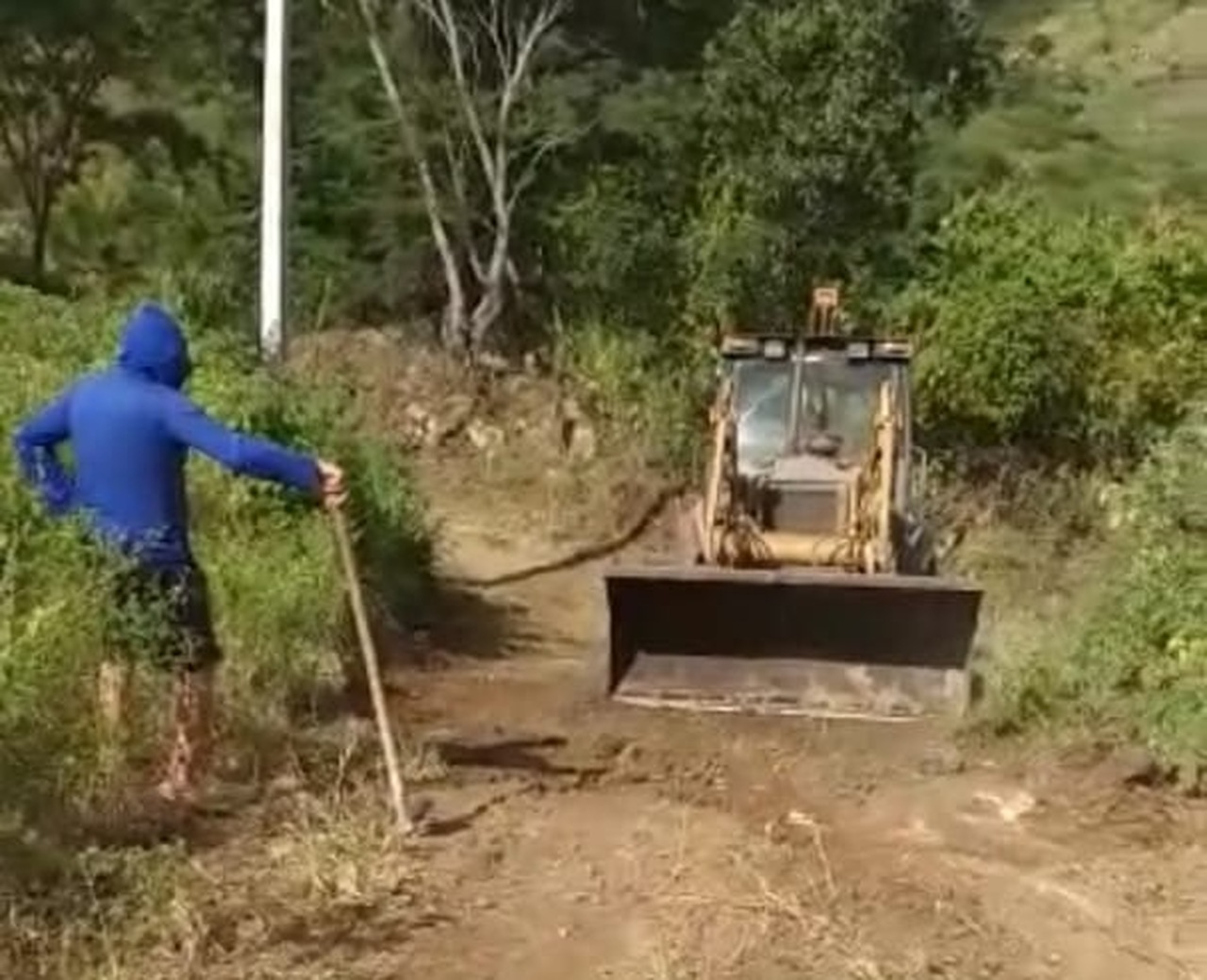ABANDONO NA ZONA RURAL: Agricultores pagam do próprio bolso para recuperar trecho de estrada em Poço Dantas. 14072020 1TRATOR Easy Resize.com - ABANDONO NA ZONA RURAL: Agricultores pagam do próprio bolso para recuperar trecho de estrada em Poço Dantas.