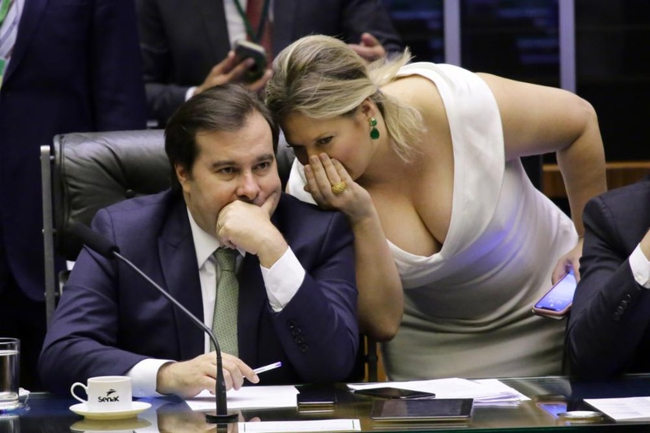 Nomeada por Rodrigo Maia, Joice Hasselmann assume a Secretaria de Comunicação da Câmara e já é acusada de perseguir deputados Bolsonaristas 15062020 maia joice Easy Resize.com - Nomeada por Rodrigo Maia, Joice Hasselmann assume a Secretaria de Comunicação da Câmara e já é acusada de perseguir deputados Bolsonaristas