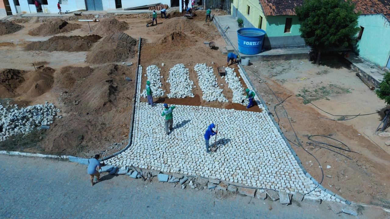 Prefeito Segundo Santiago acompanha início de obra de pavimentação na Comunidade de Areias 15072020 obrauna Easy Resize.com - Prefeito Segundo Santiago acompanha início de obra de pavimentação na Comunidade de Areias