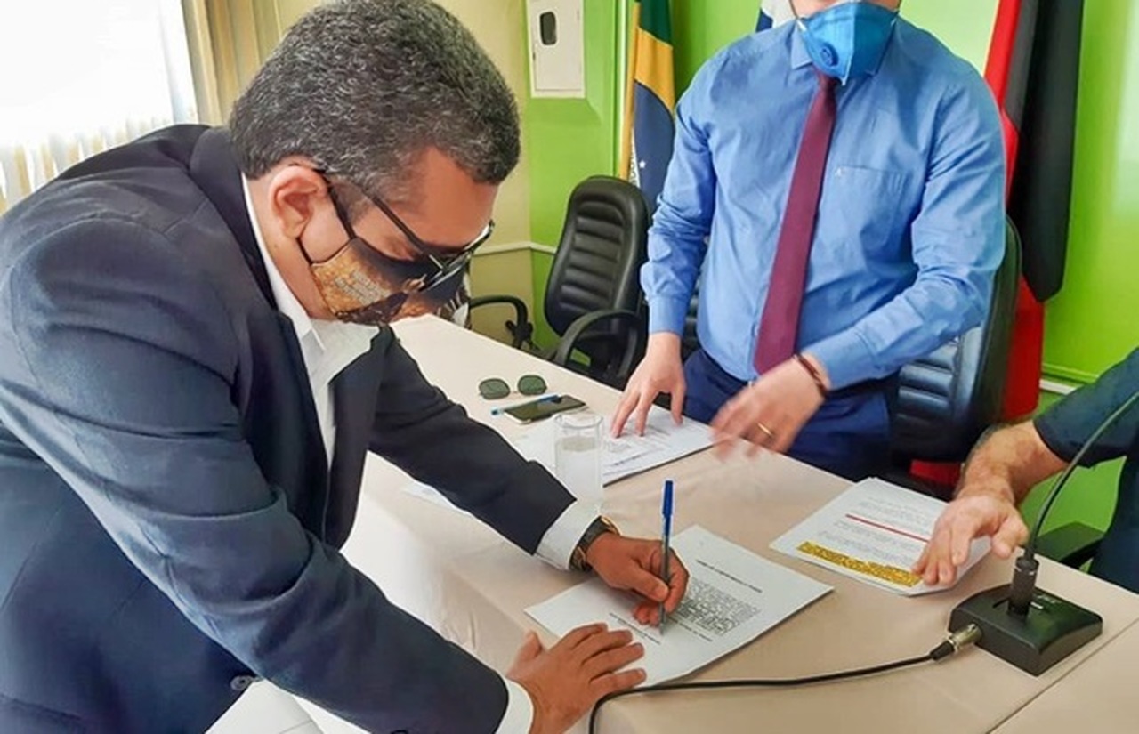 DE VOLTA AO CARGO : Júlio César é empossado novamente como prefeito de Aparecida; VEJA 21072020 00JC Easy Resize.com - DE VOLTA AO CARGO : Júlio César é empossado novamente como prefeito de Aparecida; VEJA