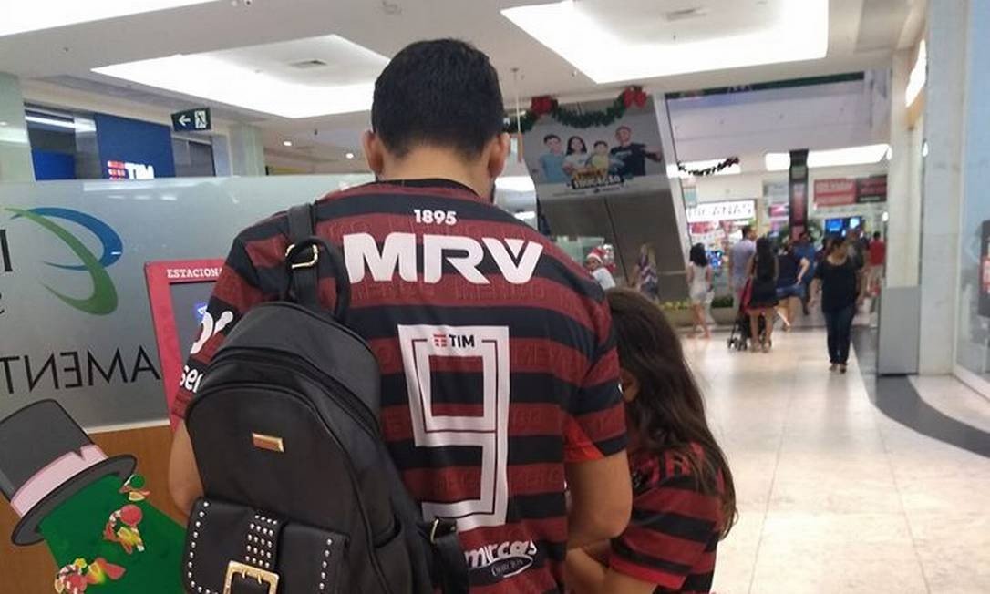 25112019 tio - EMOCIONANTE: Vascaíno usa camisa do Flamengo por amor ao sobrinho que perdeu o pai; CONFIRA