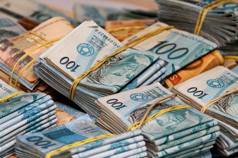 É MUITO DINHEIRO: Prefeituras pagam mais de R$ 116 mil de salários a prefeitos da região do Vale do Rio do Peixe; CONFIRA. 26082019 grana - É MUITO DINHEIRO: Prefeituras pagam mais de R$ 116 mil de salários a prefeitos da região do Vale do Rio do Peixe; CONFIRA.