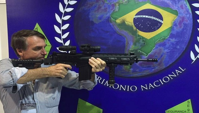 30122019 bolsonaro arma - UM NOVO BRASIL : Em 2019, registros de armas de fogo aumentaram 48% no Brasil, enquanto homicídios caíram 22%
