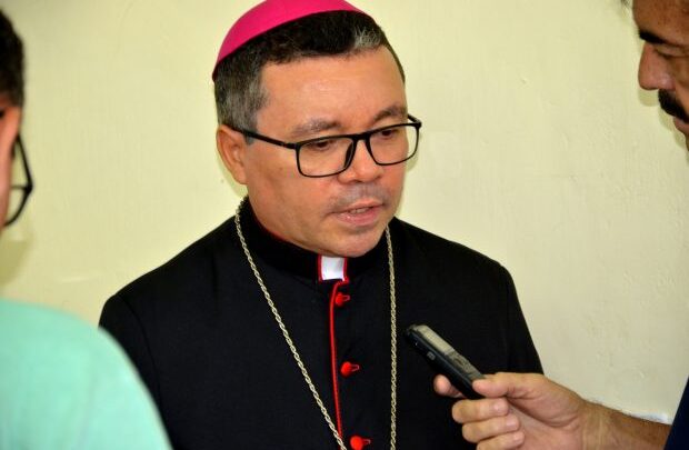 bispo 620x405 - Diocese faz alterações e designa novos Padres para paróquias de Cajazeiras, Sousa, Pombal, Catolé do Rocha e Itaporanga; VEJA NOMES.