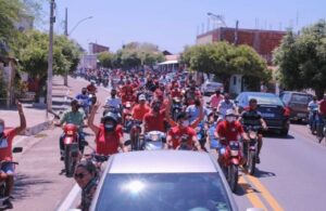 jn2 300x195 - João Neto e Hélio Roque realizam primeira grande carreata da campanha na cidade de Aparecida.