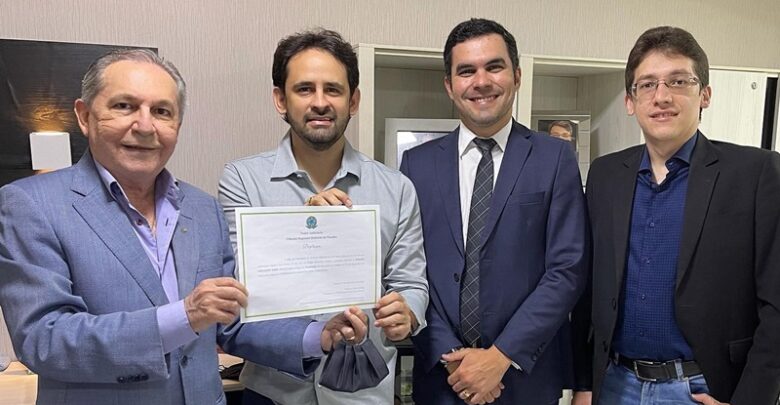 Dr. athaide2 780x405 - Sem solenidade para evitar aglomerações, Dr. Athaíde Diniz é diplomado prefeito reeleito de Lastro