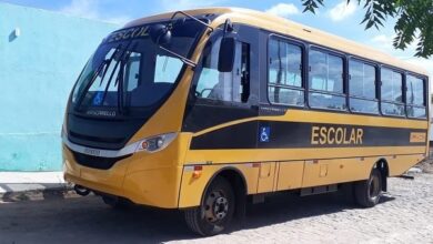 onibus lastro 390x220 - Prefeitura de Lastro consegue novo ônibus para a rede de educação; VEJA