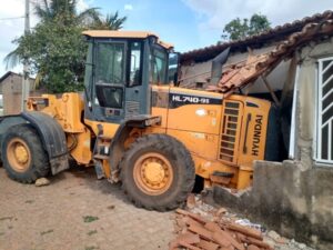 HERANÇA DE CÉLIO PINICAPAU: Prefeito eleito de Venha Ver/RN, Dr. Cleiton Jácome encontra máquina de grande porte ainda colidida contra residência. MAQUINA2 300x225 - HERANÇA DE CÉLIO PINICAPAU: Prefeito eleito de Venha Ver/RN, Dr. Cleiton Jácome encontra máquina de grande porte ainda colidida contra residência.
