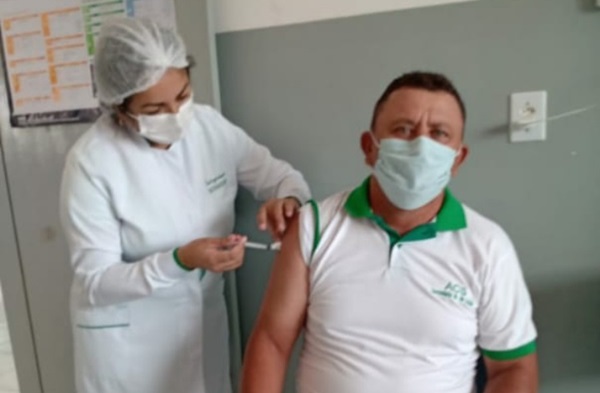 Agente de Saúde de Poço Dantas, Dedé de Assis recebe a vacina contra a COVID-19. dededeassis - Agente de Saúde de Poço Dantas, Dedé de Assis recebe a vacina contra a COVID-19.