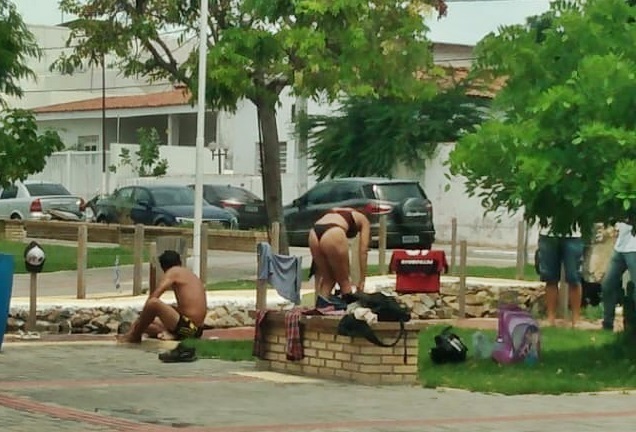 casal praca - Mulher é flagrada tomando banho em praça no Centro de Sousa