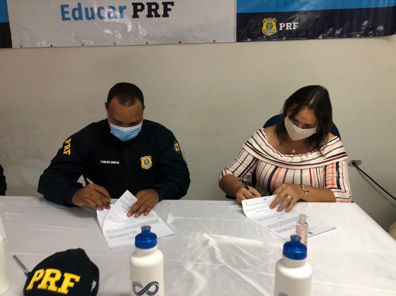 Prefeitura de Uiraúna e PRF-PB assinam termo de adesão de projeto ‘‘Educar PRF’’ que beneficiará alunos da Rede Municipal de Ensino. PRF UNA2 - Prefeitura de Uiraúna e PRF-PB assinam termo de adesão de projeto ‘‘Educar PRF’’ que beneficiará alunos da Rede Municipal de Ensino.