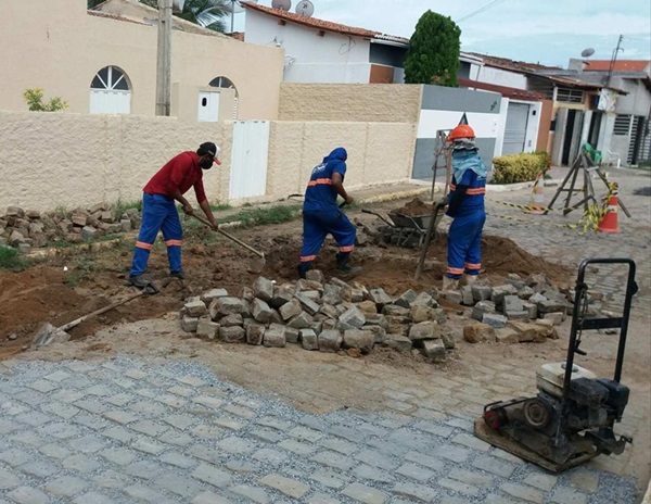 buracos patos - Prefeitura de Patos garante serviços de manutenção de galerias e tapa-buracos até a próxima quinta-feira, 01 de abril