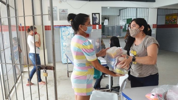 Prefeitura de João Pessoa entrega kits de alimentos para alunos da rede municipal e mantém distribuição nas creches jp feira - Prefeitura de João Pessoa entrega kits de alimentos para alunos da rede municipal e mantém distribuição nas creches