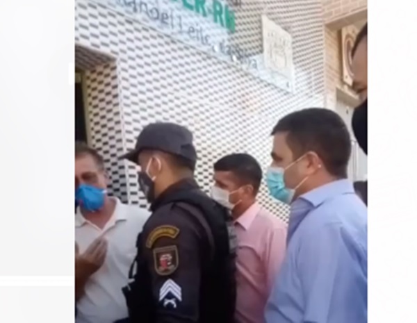 VIX: Polícia Militar é acionada para controlar confusão após suposto arrombamento na câmara de Venha-Ver por vereadores de oposição. venha ver briga - VIX: Polícia Militar é acionada para controlar confusão após suposto arrombamento na câmara de Venha-Ver por vereadores de oposição.