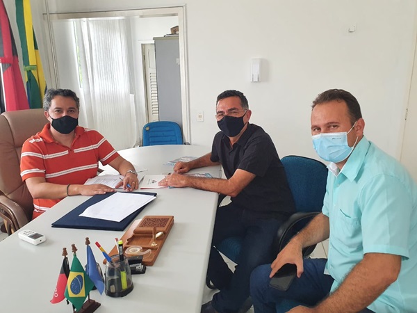 REFORÇO: Efraim Filho recebe apoio de mais 03 prefeitos, chega a 83 e consolida liderança para o Senado 01 - REFORÇO: Efraim Filho recebe apoio de mais 03 prefeitos, chega a 83 e consolida liderança para o Senado