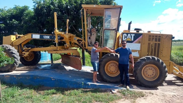 maquina - TRIUNFO: Prefeito Espedito Filho recupera máquina motoniveladora(Patrol) encontrada totalmente sucateada, deixada pela gestão anterior