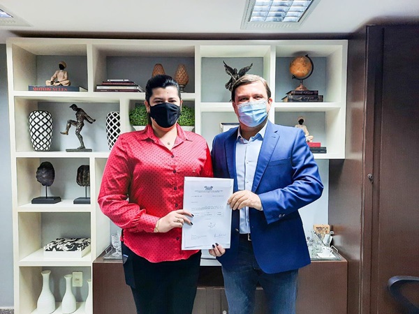 CONQUISTA: Prefeita de Pau dos Ferros recebe emenda parlamentar para compra de ambulância tipo UTI; município será o único da região a possuir uma desta. marianna em natal - CONQUISTA: Prefeita de Pau dos Ferros recebe emenda parlamentar para compra de ambulância tipo UTI; município será o único da região a possuir uma desta.