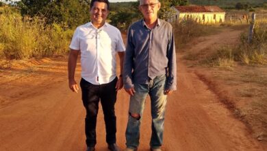 1CM 390x220 - São João do Rio do Peixe: Prefeito Luiz Claudino e vereador Carlos Medeiros acompanham trabalho de recuperação de estradas na região norte do município.
