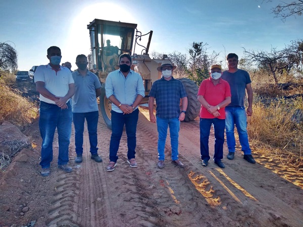 Parceria entre Luiz Claudino e Lucas Braga proporciona recuperação de estradas na área de limite entre São João do Rio do Peixe e Marizópolis. LUIZ E LUCAS 1 - Parceria entre Luiz Claudino e Lucas Braga proporciona recuperação de estradas na área de limite entre São João do Rio do Peixe e Marizópolis.