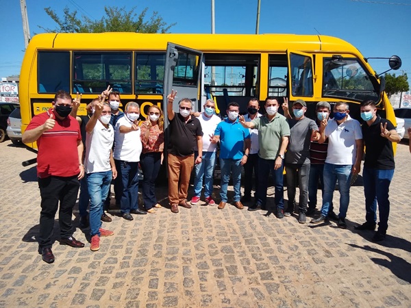 Wilson Santiago participa de entrega de ônibus escolar ao lado do prefeito Luiz Claudino e Airton Pires e garante novos investimentos para São João do Rio do Peixe. busao - Wilson Santiago participa de entrega de ônibus escolar ao lado do prefeito Luiz Claudino e Airton Pires e garante novos investimentos para São João do Rio do Peixe.