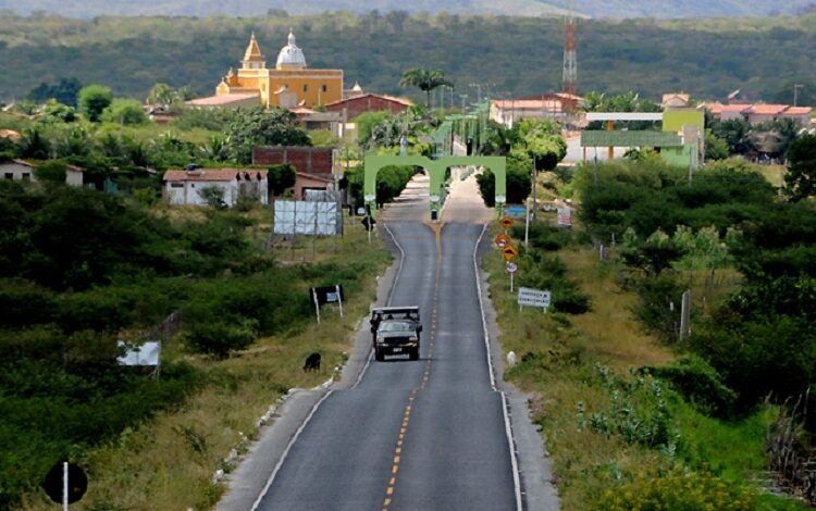 entrada 750x470 - INVESTIMENTOS: Efraim destina emenda de R$ 300 mil para construção de passagens molhadas em Poço José de Moura; Prefeito Paulo Braz comemora.