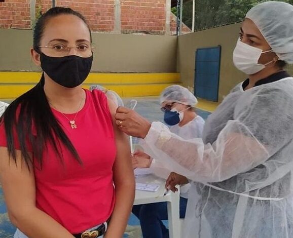 Doses de esperança: Professores da rede municipal de São Francisco comemoram 1ª dose da vacinação contra a Covid-19 vacina professores 578x470 - Doses de esperança: Professores da rede municipal de São Francisco comemoram 1ª dose da vacinação contra a Covid-19