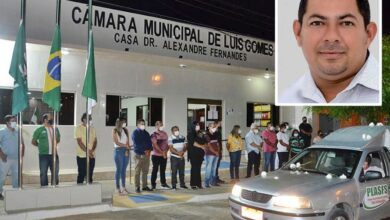 1 1 390x220 - Em Luís Gomes: Homenagens e comoção marcam o sepultamento do vereador Eclairton Fernandes vítima da Covid-19 aos 35 anos.