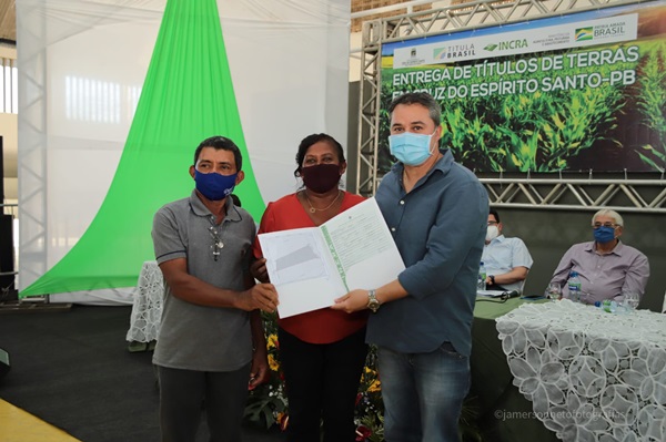 Efraim Filho participa de solenidade de título de posse junto ao INCRA; Famílias de agricultores realizam sonho de receber o título da terra. EFRAIM TERRA - Efraim Filho participa de solenidade de título de posse junto ao INCRA; Famílias de agricultores realizam sonho de receber o título da terra.