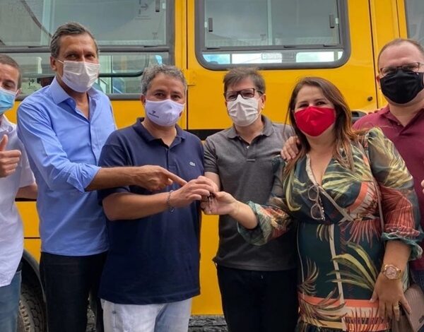 Educação: Efraim Filho entrega ônibus escolar para reforçar a educação em Solânea efraim onibus 600x470 - Educação: Efraim Filho entrega ônibus escolar para reforçar a educação em Solânea