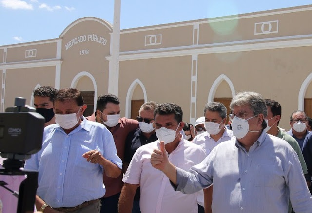 João Azevêdo entrega reforma de mercado público, ônibus escolar e acompanha distribuição de alimentos do PAA em São João do Rio do Peixe luiz e joao - João Azevêdo entrega reforma de mercado público, ônibus escolar e acompanha distribuição de alimentos do PAA em São João do Rio do Peixe