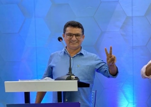 CALANDO ADVERSÁRIOS: Prefeito Luiz Claudino diz que gestão se livrou de vereador que falsificava solicitações e vendia medicamentos para pagar contas de bares em São João do Rio do Peixe. luiz1 - CALANDO ADVERSÁRIOS: Prefeito Luiz Claudino diz que gestão se livrou de vereador que falsificava solicitações e vendia medicamentos para pagar contas de bares em São João do Rio do Peixe.