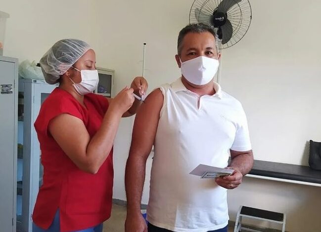 Prefeito de São Francisco toma primeira dose da vacina contra o Coronavírus e comemora; ‘‘Sem furar fila’’. primeiradose 649x470 - Prefeito de São Francisco toma primeira dose da vacina contra o Coronavírus e comemora; ‘‘Sem furar fila’’.