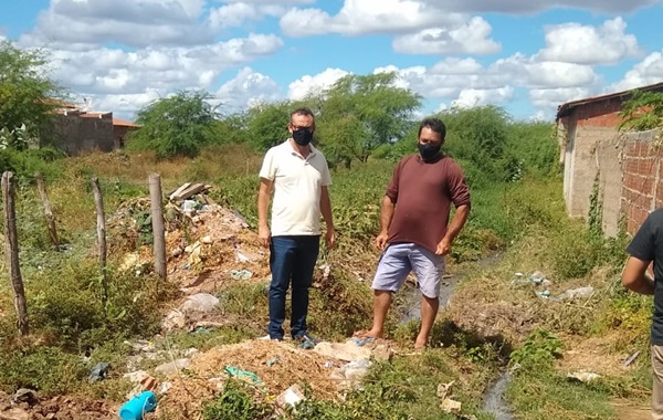 j01 - Santa Helena: Prefeito visita distritos de Várzea da Ema e Malhada Bonita para atender pedidos da população e confere de perto serviços de terraplanagem