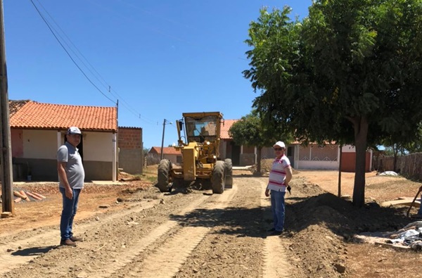 j02 - Santa Helena: Prefeito visita distritos de Várzea da Ema e Malhada Bonita para atender pedidos da população e confere de perto serviços de terraplanagem