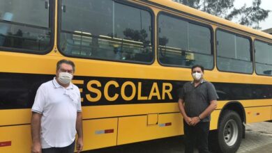 onibus nazarezinho 390x220 - CUMPRINDO PROMESSA: Prefeito de Nazarezinho recebe ônibus escolar do governo do estado e anuncia que servirá para transportar alunos universitários