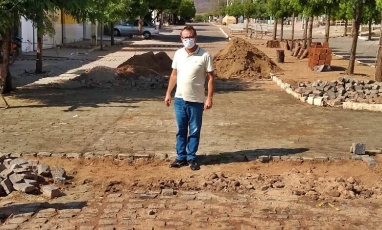 Prefeito João Cléber visita Distrito de Várzea da Ema e acompanha obras de recuperação de Calçamento joao 1 780x470 - Prefeito João Cléber visita Distrito de Várzea da Ema e acompanha obras de recuperação de Calçamento