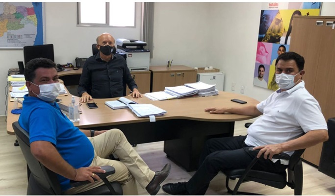 Prefeito Luiz Claudino mantém audiência com secretário de saúde do estado e recebe sinal verde para convênio com Hospital de São João do Rio do Peixe luiz 1 - Prefeito Luiz Claudino mantém audiência com secretário de saúde do estado e recebe sinal verde para convênio com Hospital de São João do Rio do Peixe