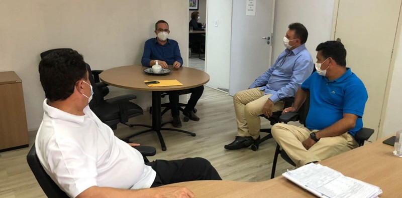 Prefeito Luiz Claudino mantém audiência com secretário de saúde do estado e recebe sinal verde para convênio com Hospital de São João do Rio do Peixe luiz 2 - Prefeito Luiz Claudino mantém audiência com secretário de saúde do estado e recebe sinal verde para convênio com Hospital de São João do Rio do Peixe