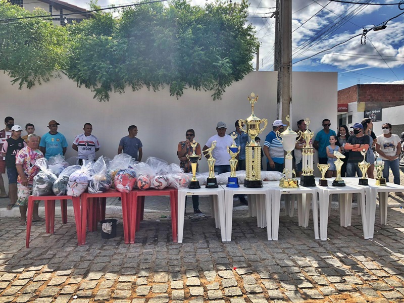 1 - Secretaria de Esportes de São Francisco realiza campeonato municipal com entrega de uniformes e premiação.