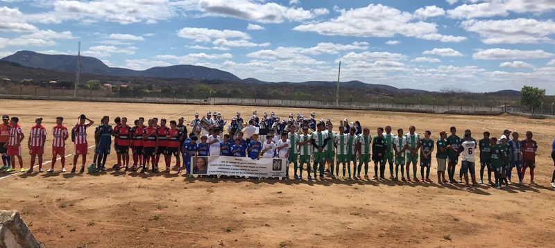 4 - Secretaria de Esportes de São Francisco realiza campeonato municipal com entrega de uniformes e premiação.