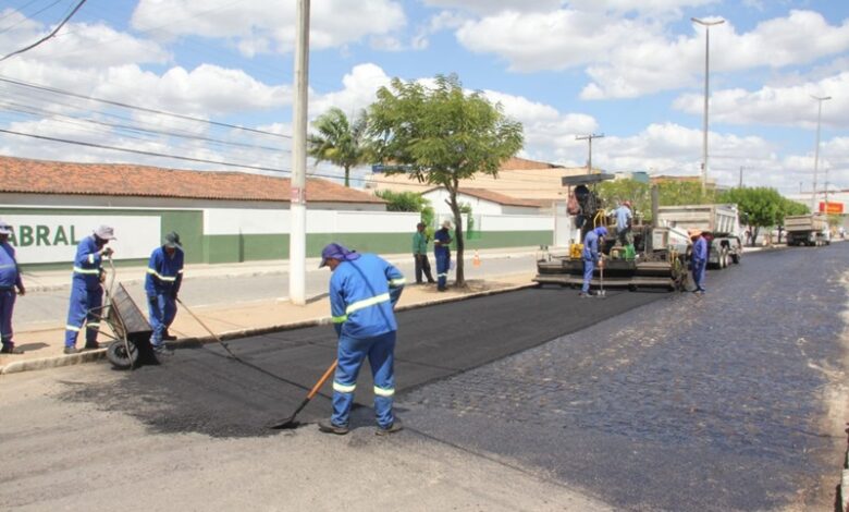 Belo Jardim asfalto 780x470 - A Força do Trabalho: Com investimento de quase R$ 2 milhões, Prefeitura de Belo Jardim inicia obras de pavimentação asfáltica contemplando bairros do município