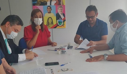 Através do deputado Júnior Araújo, prefeito João Cléber firma nova parceria com Governo do Estado e assina convênio para reforma e ampliação do mercado público de Santa Helena. JOAO CLEBER JP 2 - Através do deputado Júnior Araújo, prefeito João Cléber firma nova parceria com Governo do Estado e assina convênio para reforma e ampliação do mercado público de Santa Helena.