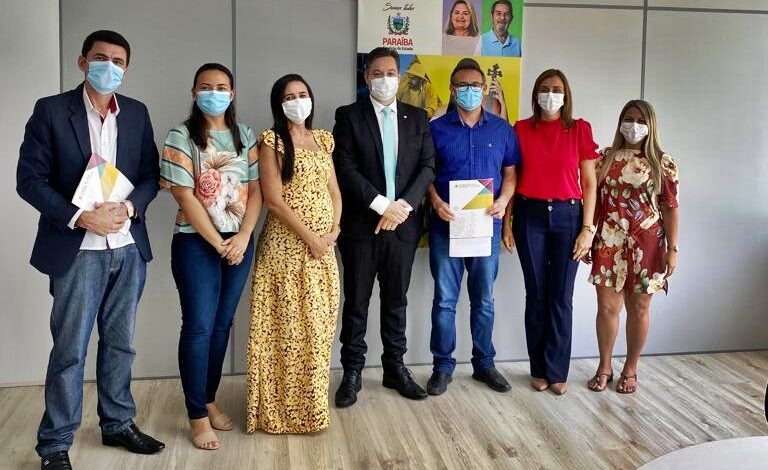 Através do deputado Júnior Araújo, prefeito João Cléber firma nova parceria com Governo do Estado e assina convênio para reforma e ampliação do mercado público de Santa Helena. JOAO CLEBER JP 768x470 - Através do deputado Júnior Araújo, prefeito João Cléber firma nova parceria com Governo do Estado e assina convênio para reforma e ampliação do mercado público de Santa Helena.