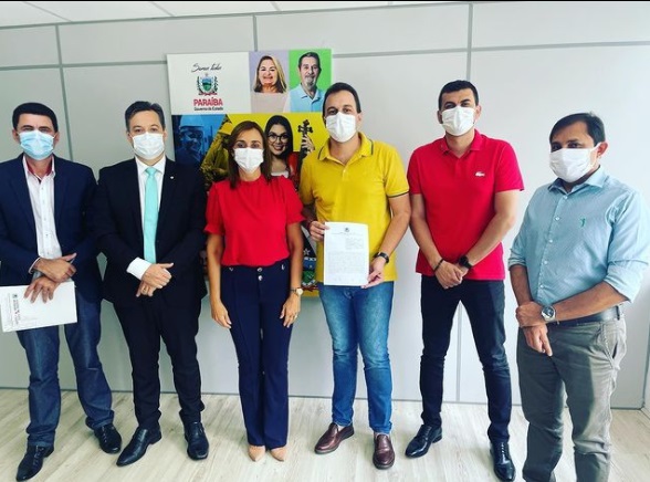 Prefeito de Triunfo, Espedito Filho assina convênio com governo do Estado para aquisição de duas novas ambulâncias. JR ARAUJO TRIUNFO - Prefeito de Triunfo, Espedito Filho assina convênio com governo do Estado para aquisição de duas novas ambulâncias.