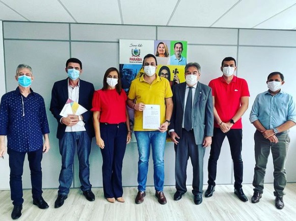 Prefeito de Triunfo, Espedito Filho assina convênio com governo do Estado para aquisição de duas novas ambulâncias. LINDOLFO - Prefeito de Triunfo, Espedito Filho assina convênio com governo do Estado para aquisição de duas novas ambulâncias.