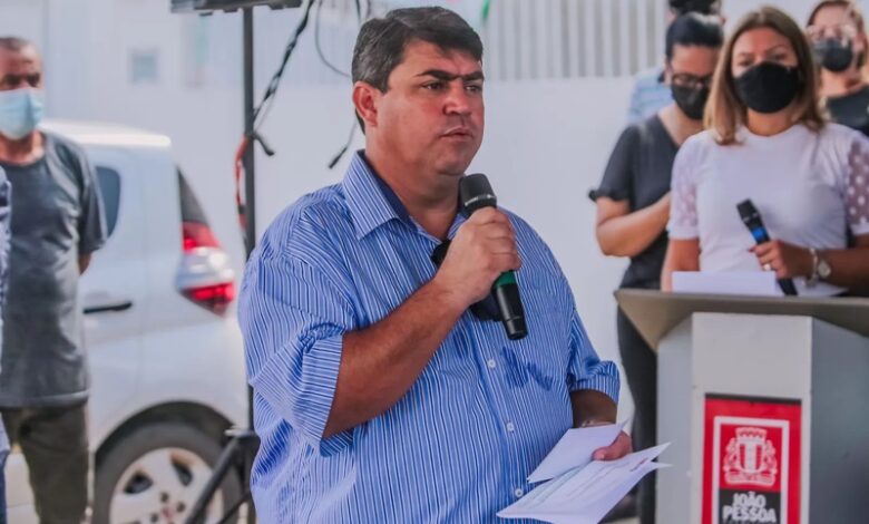 dinho 780x470 - JOÃO PESSOA: Prefeito interino, Dinho Dowsley assina ordem de serviço para pavimentação de rua no Cristo